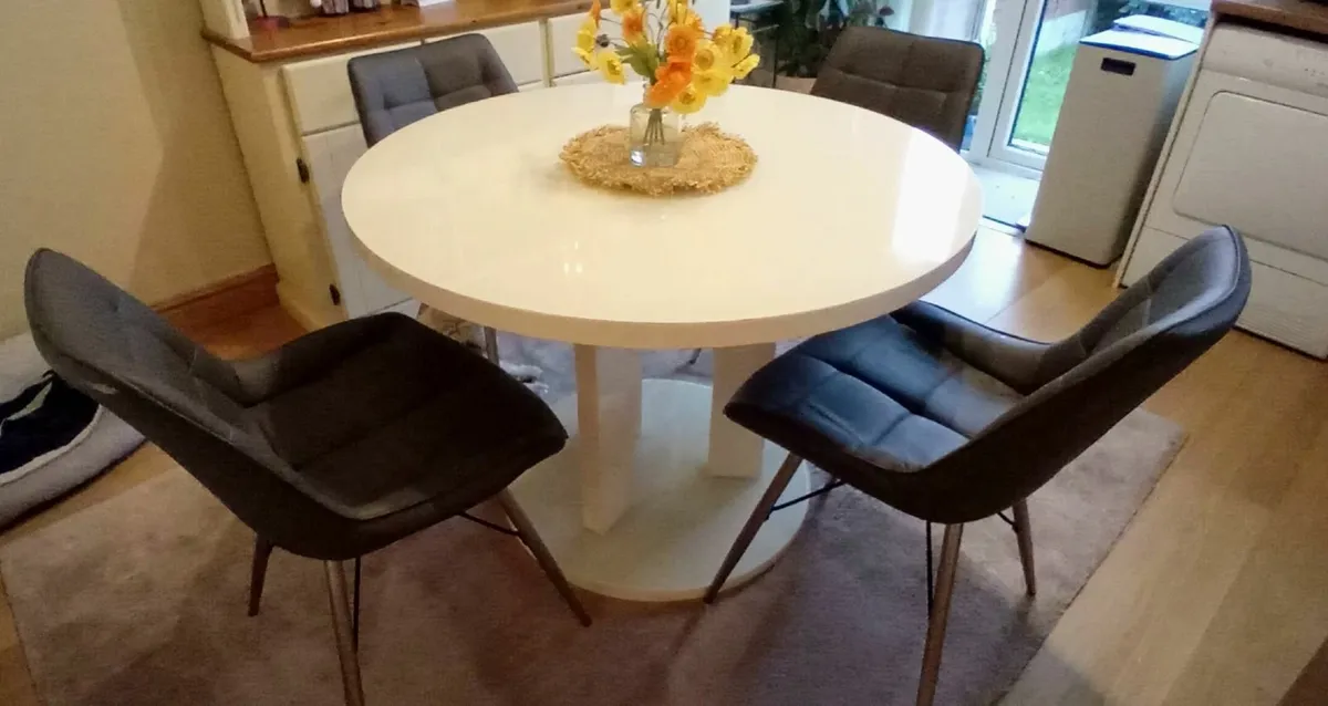 Kitchen table - Image 1