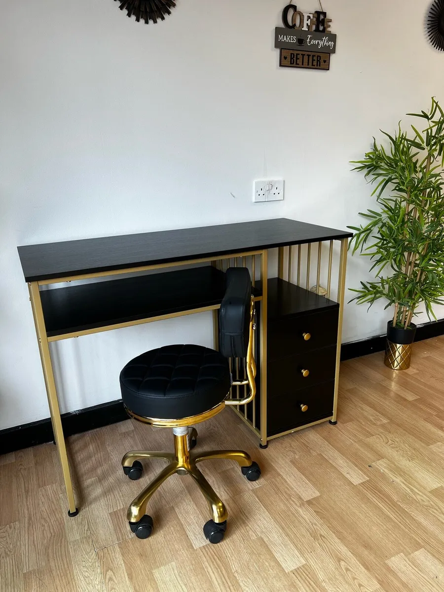 Nails table and chair - Image 1