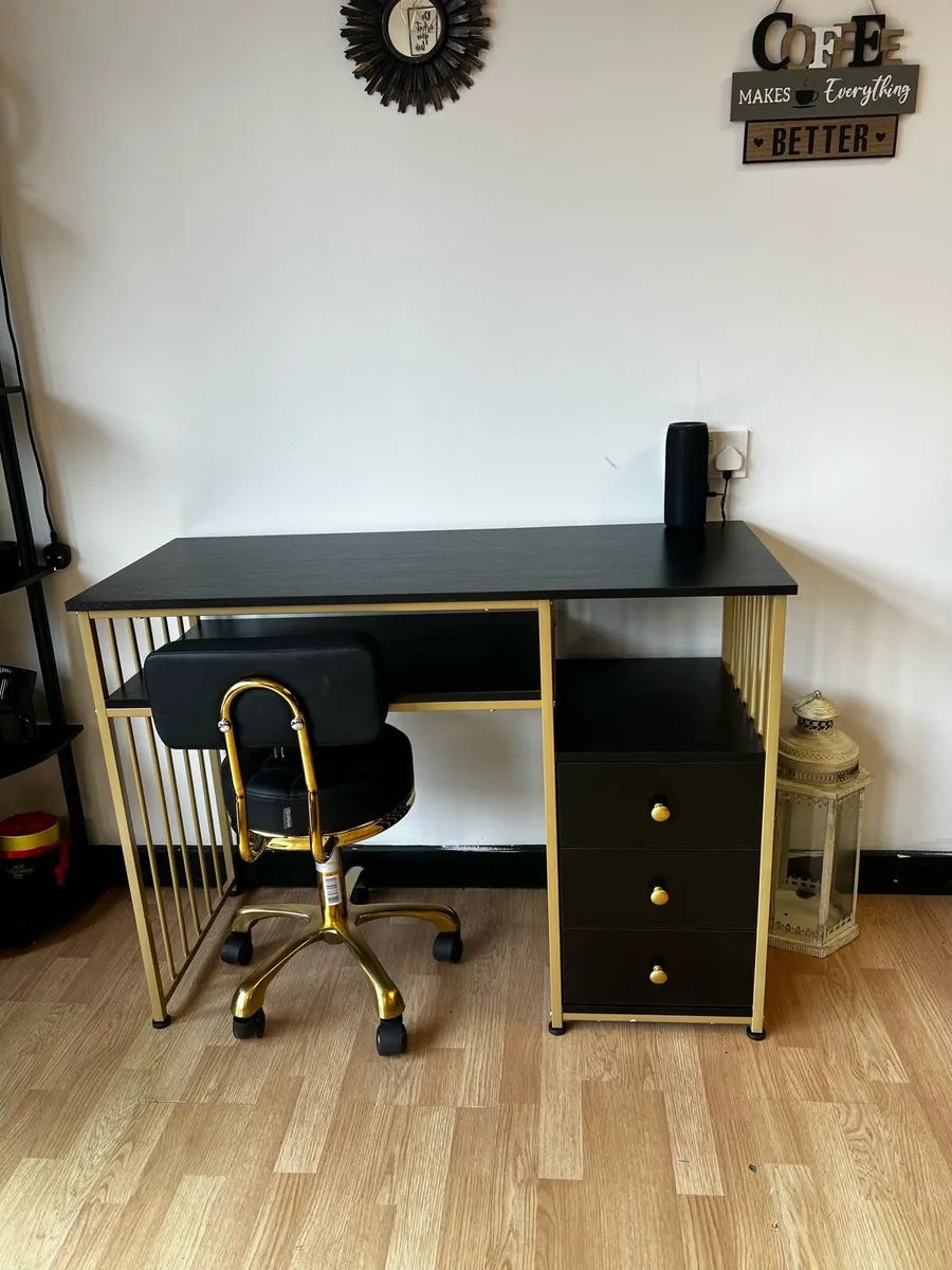 Nails table and chair - Image 2