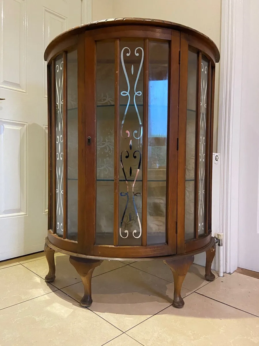 Vintage Queen Anne display cabinet - Image 2