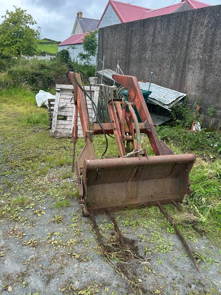Massey Ferguson loader - Image 1