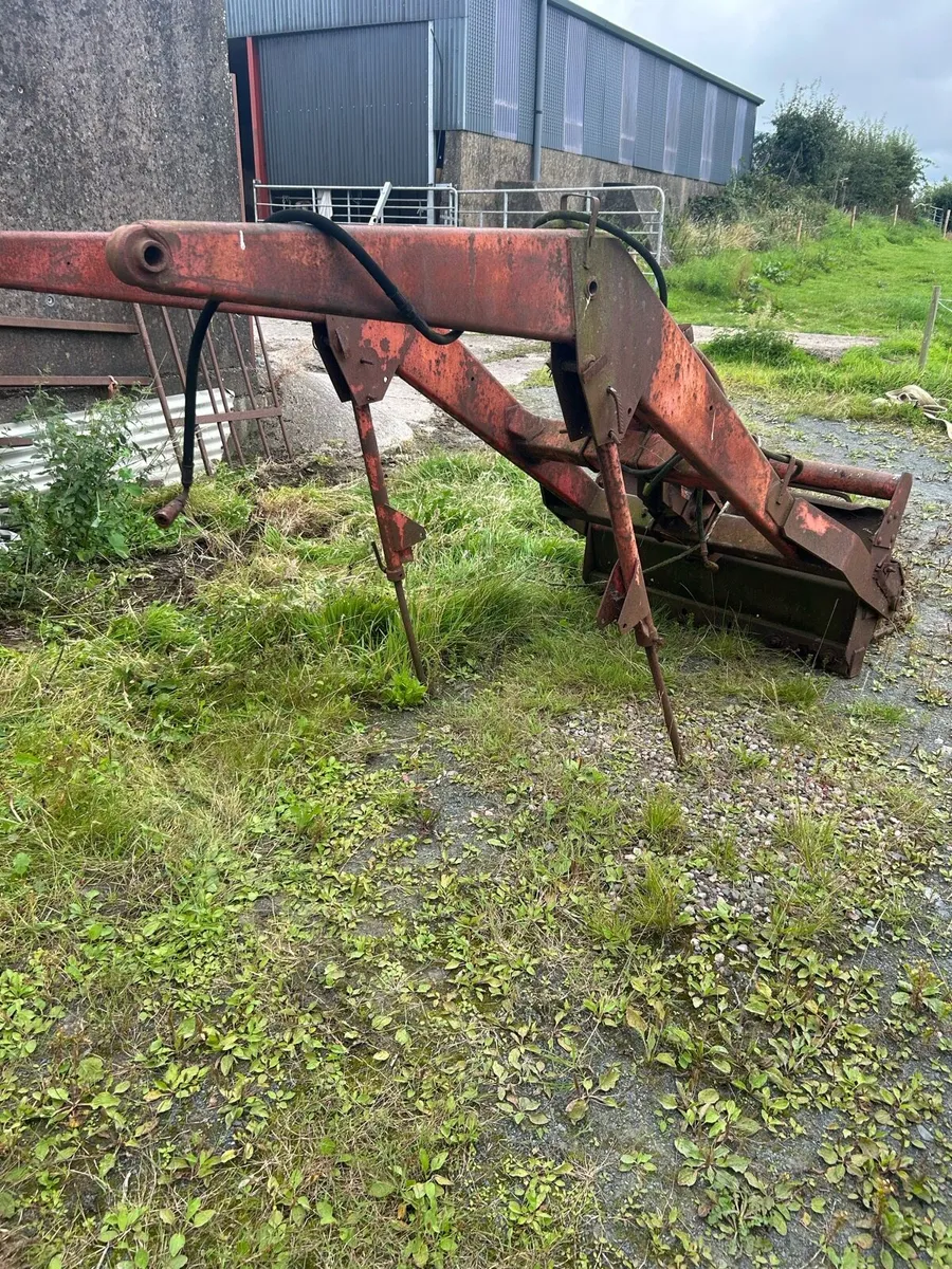 Massey Ferguson loader - Image 2