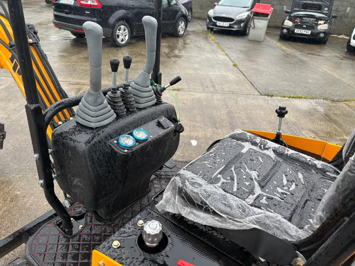 JPC... HT 12 MINI DIGGER... - Image 2