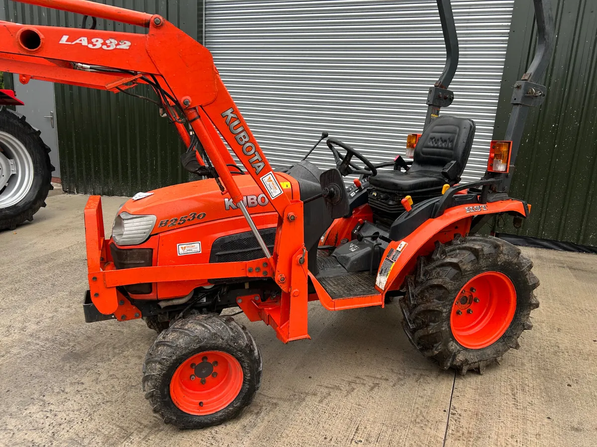 Kubota B2530 Compact Tractor with Loader - Image 2