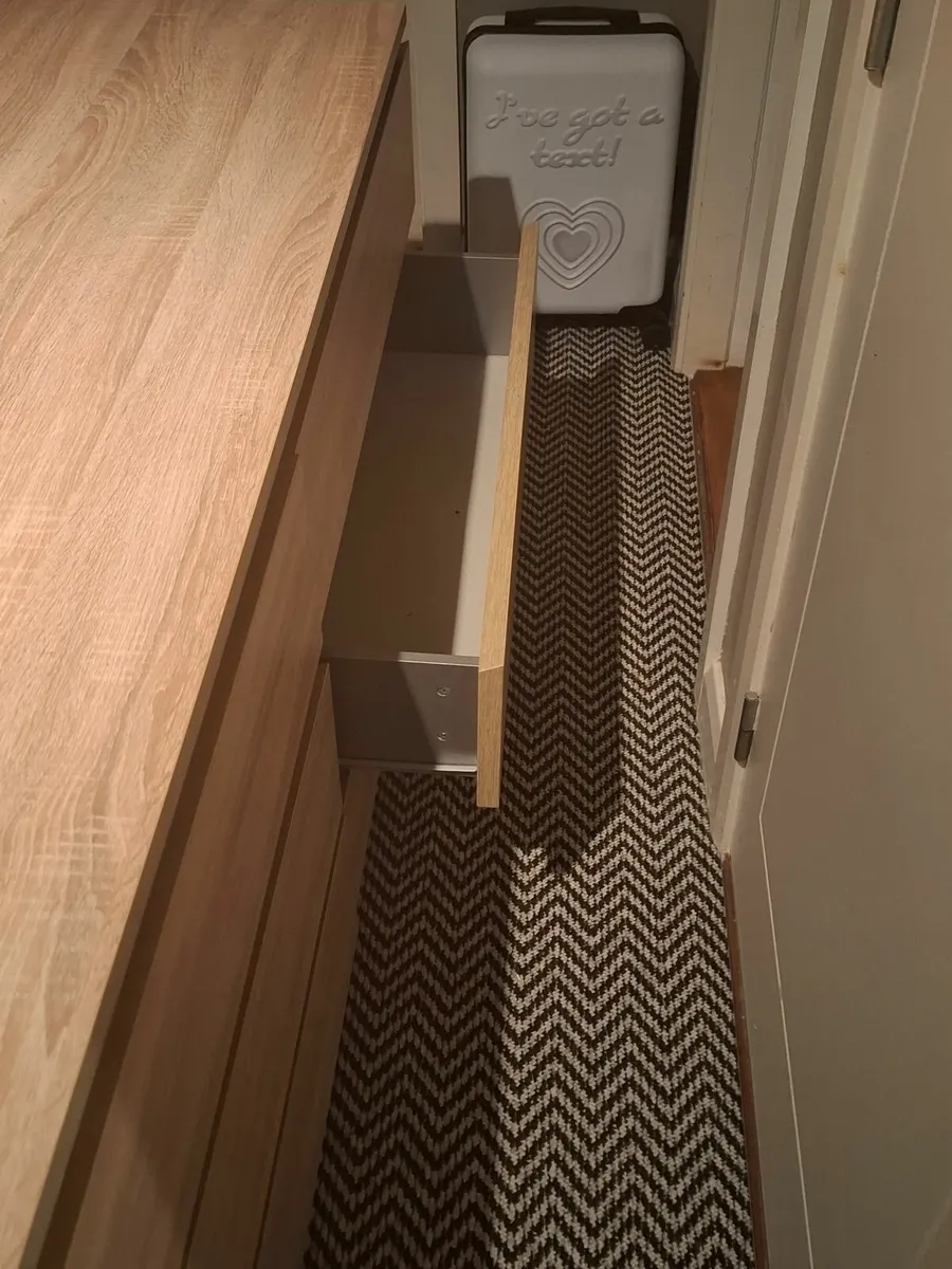 6 drawer Chester drawers - Image 3