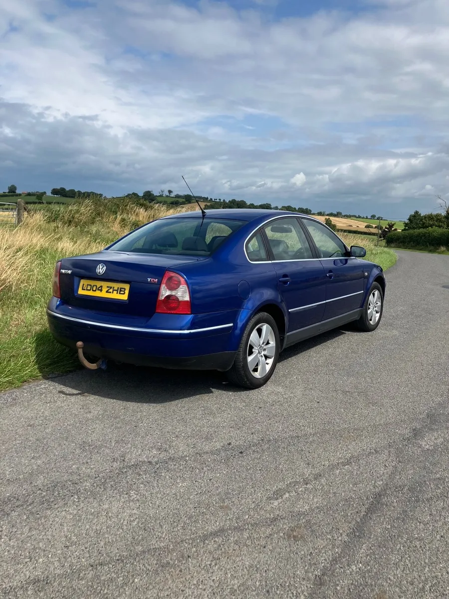 Volkswagen Passat 2004 - Image 2