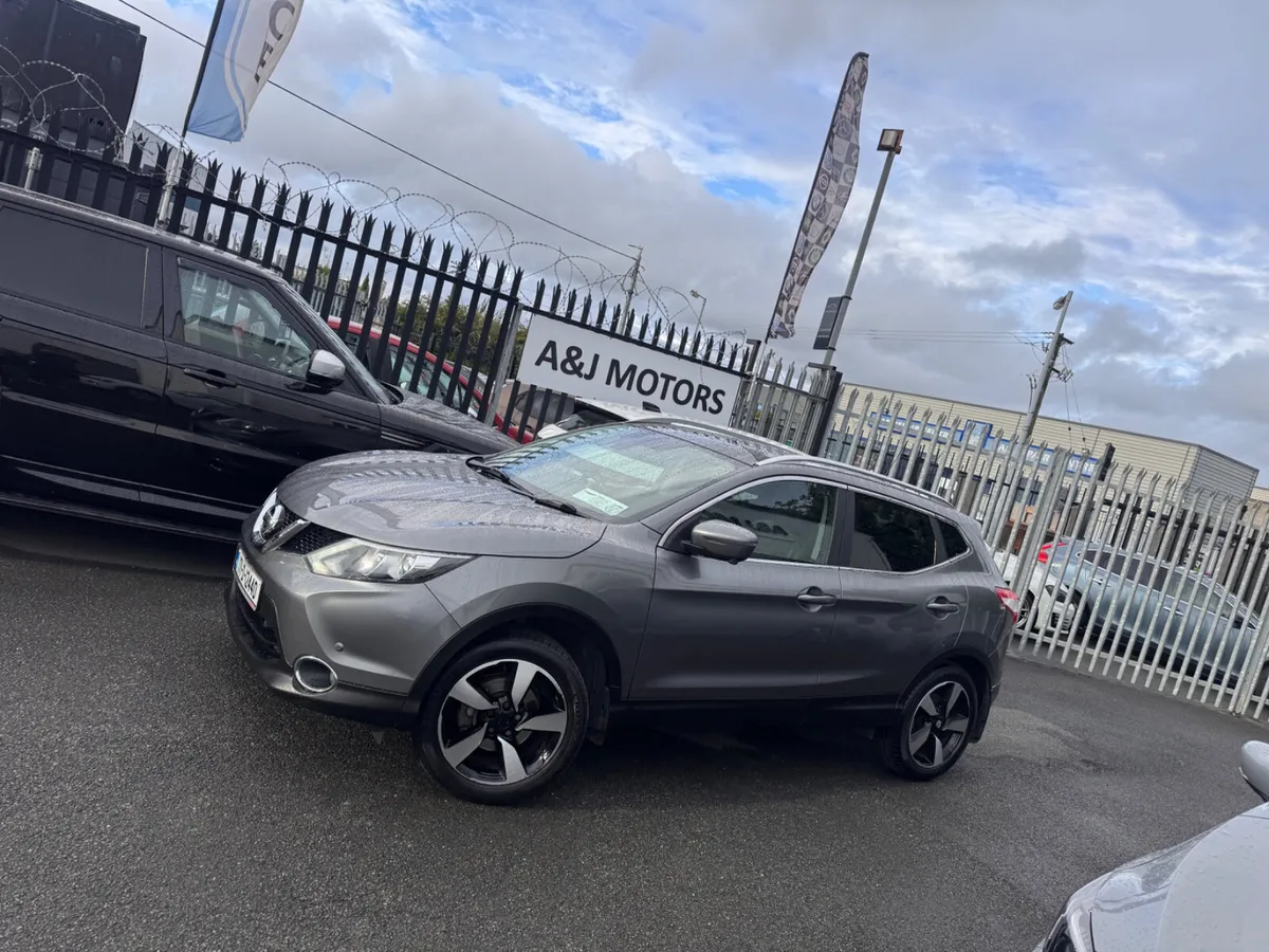 17 Nissan Qashqai Premium Glass Roof - Image 2