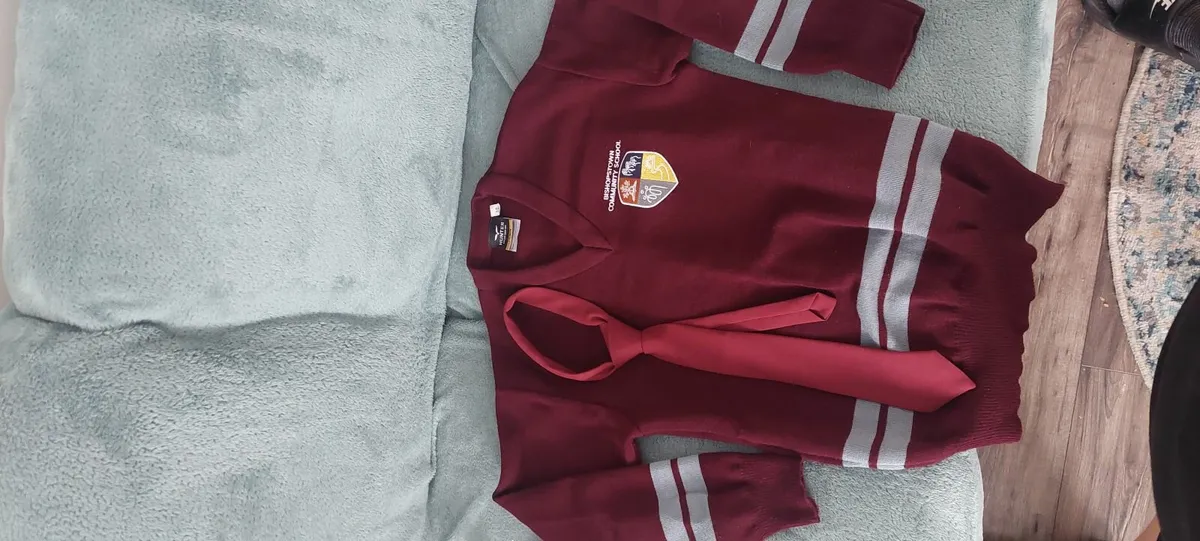 School jumper and a tie - Image 3