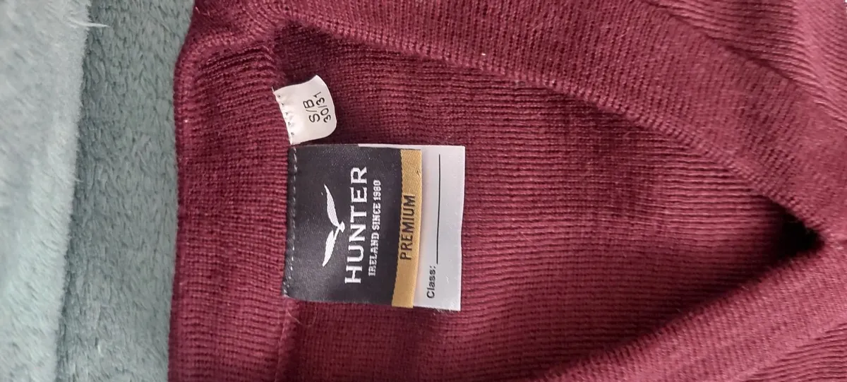 School jumper and a tie - Image 4