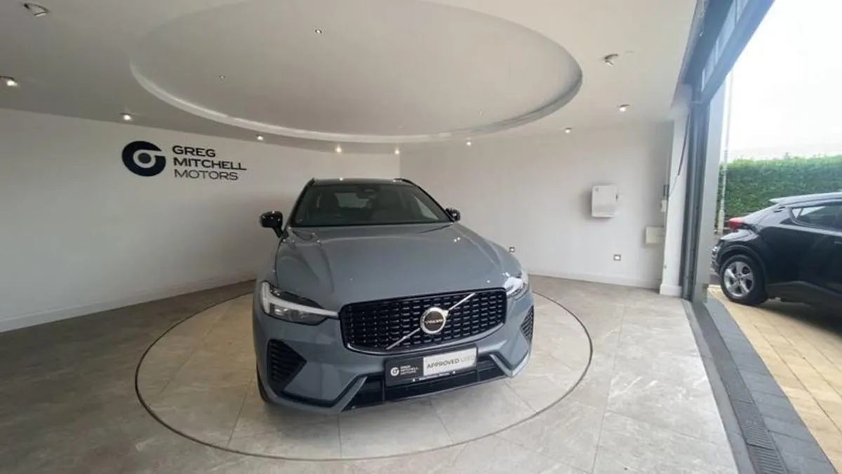 Volvo XC60 2.0 B4D R Design 5dr AWD Geartronic - Image 2