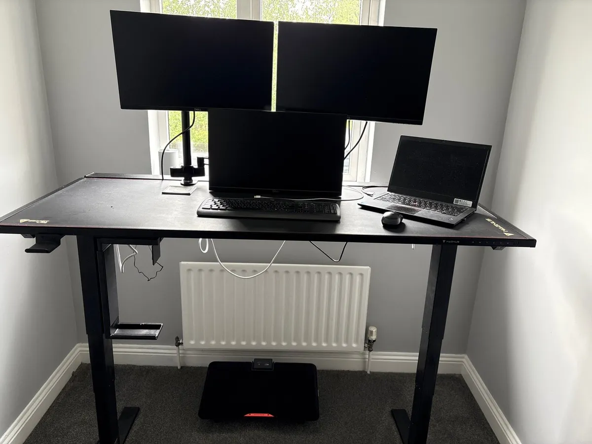 Secret Labs Magnus Desk - Image 1