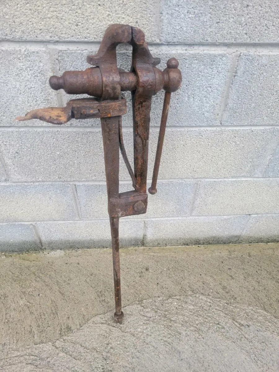 Blacksmith leg vice - Image 1