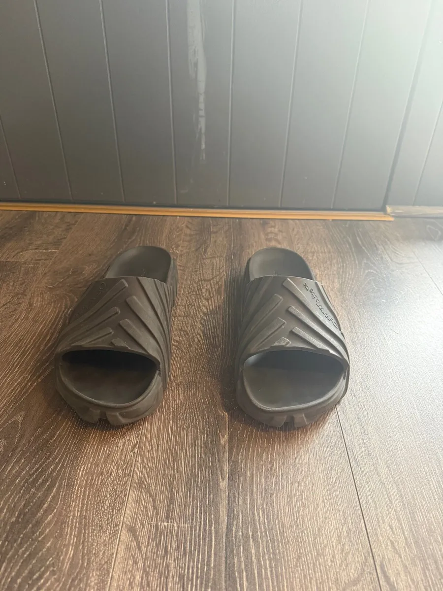 Off white slides - Image 1