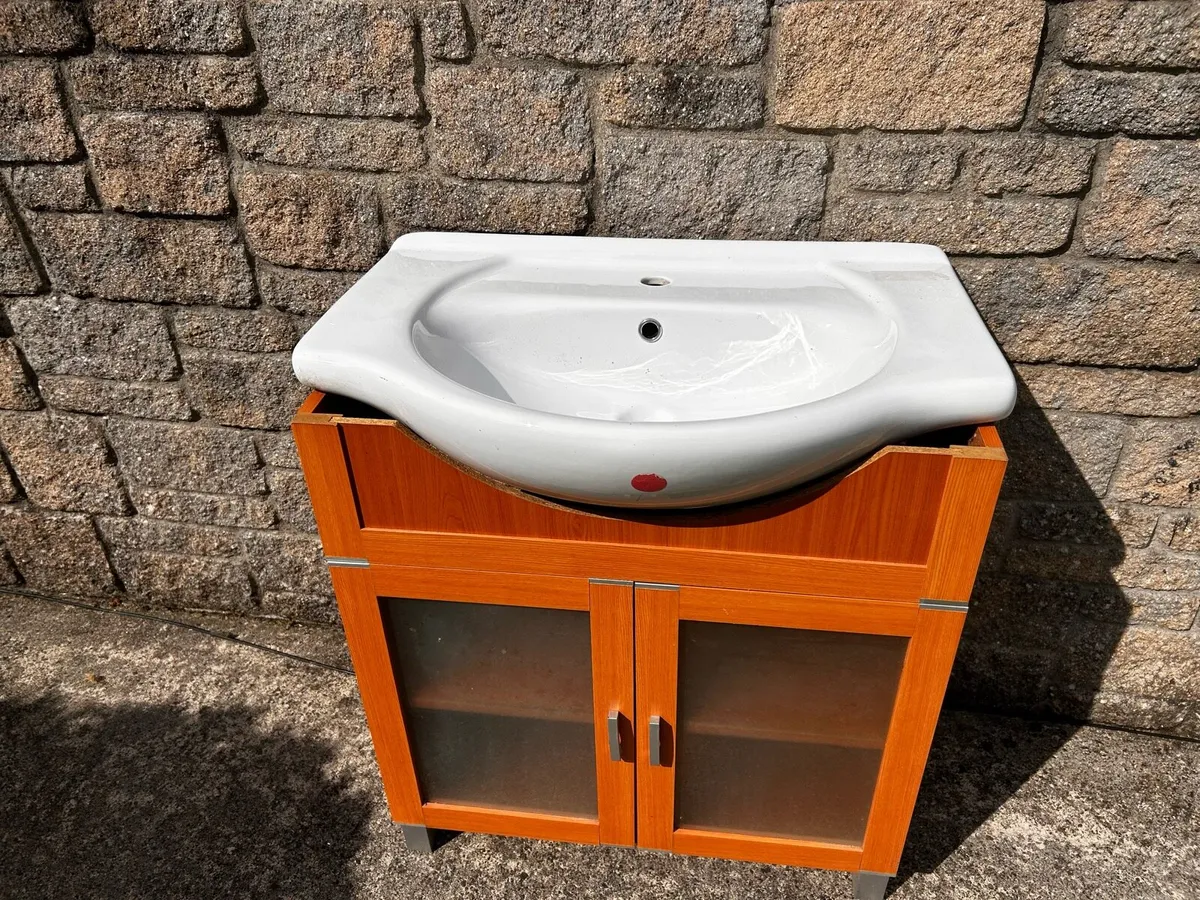 Bathroom sink - Image 1