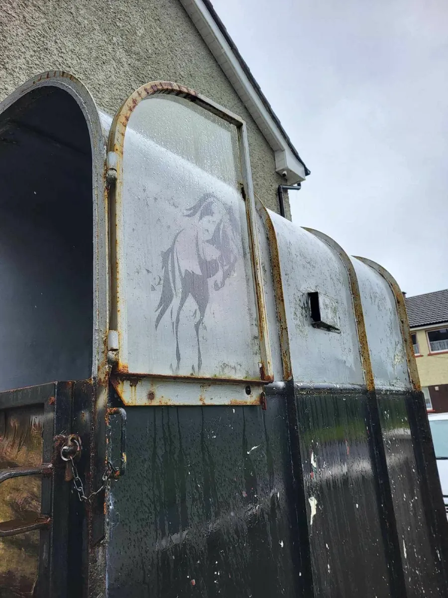 Single horse box - Image 1