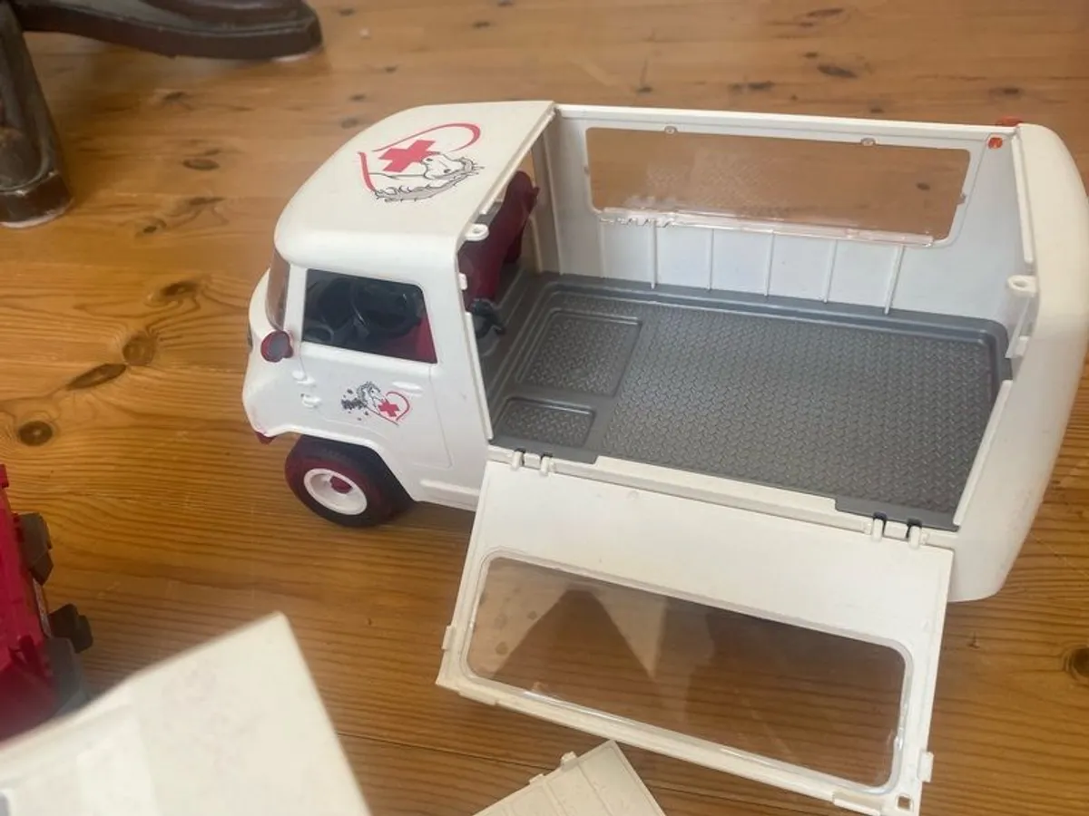 schleich pick up truck, horse b truck plus figures - Image 4