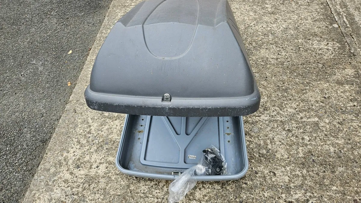Roof bars and roof box - Image 3