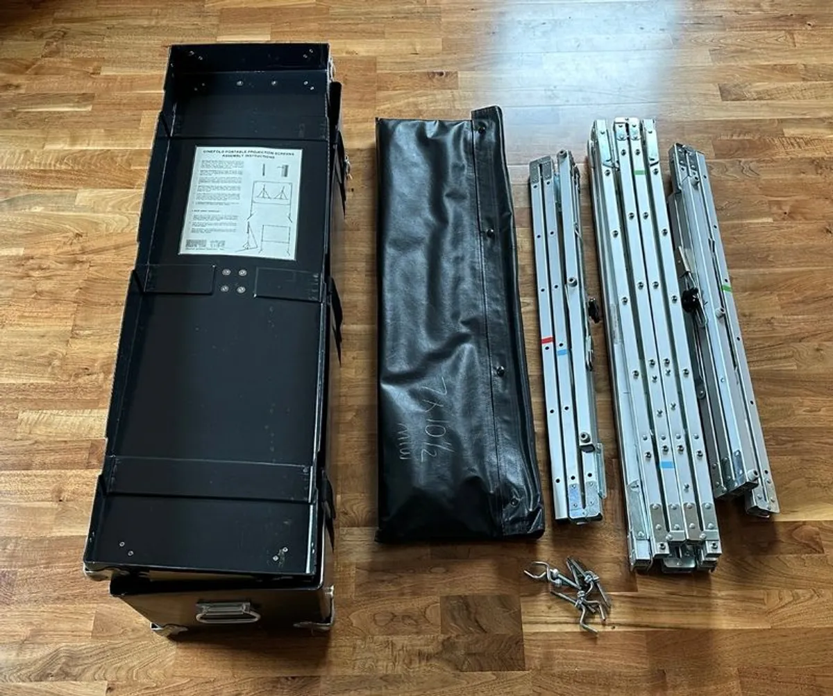 Draper Cinefold projection screen portable - 7 x 10.5' - excellent condition