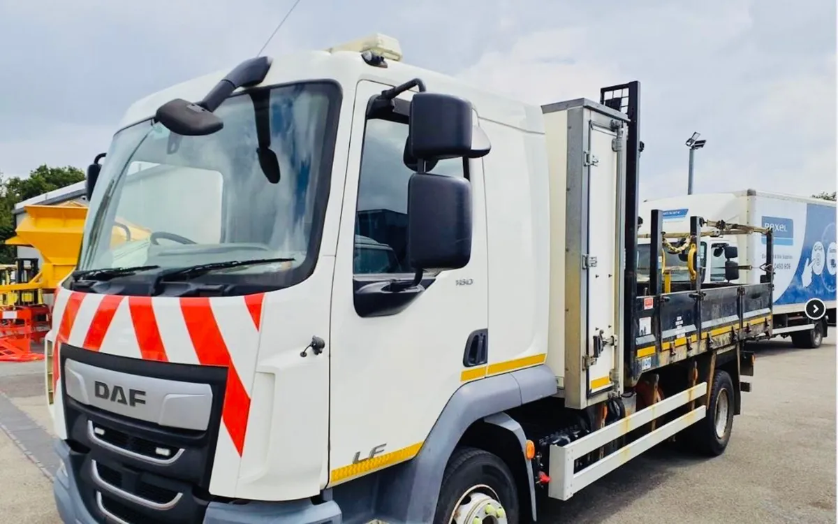 2019 10t daf 45/180 crew tipper storage box - Image 1