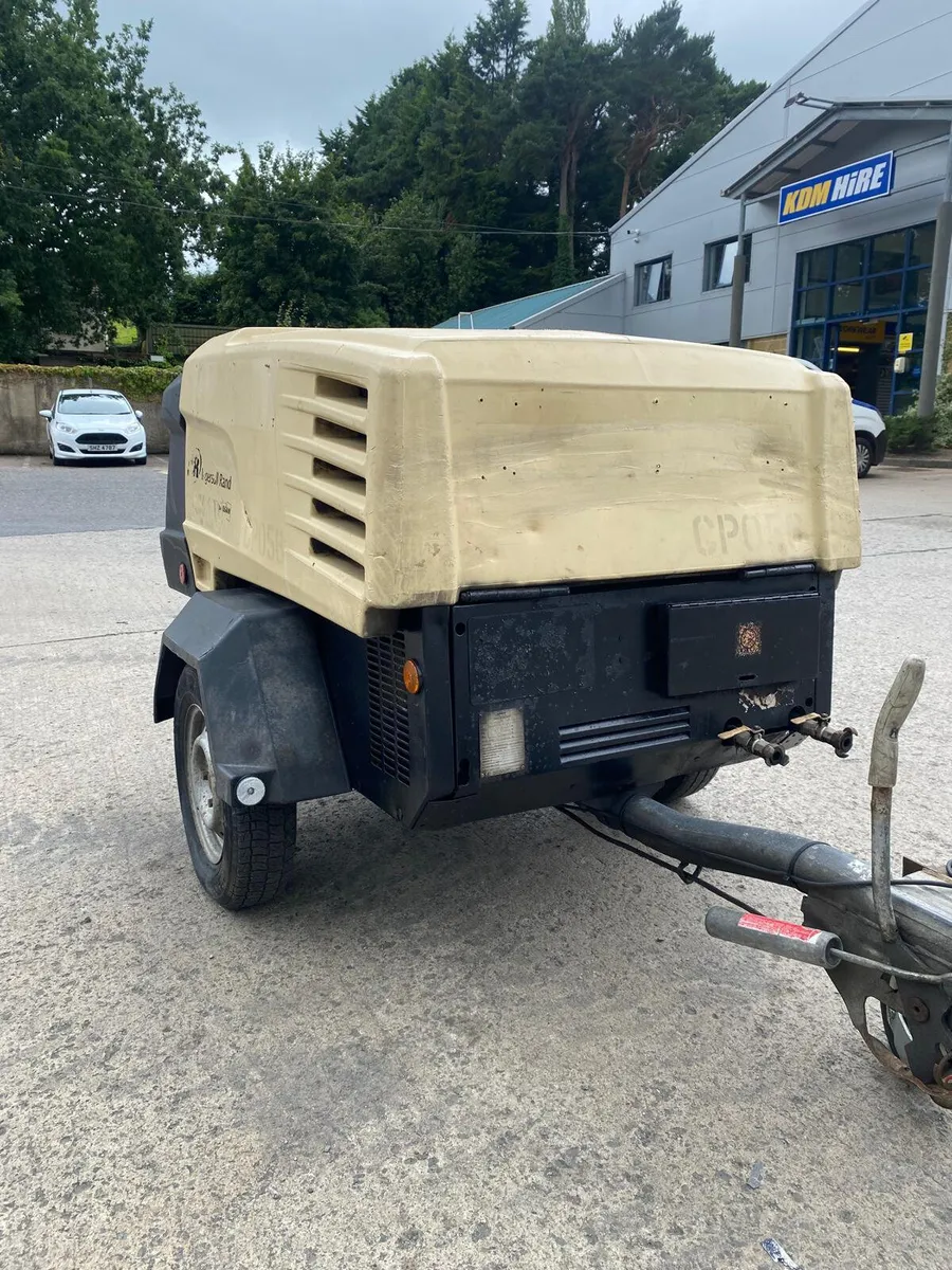 2011 INGERSOLL RAND 741 140CFM TWO TOOL COMPRESSOR - Image 2