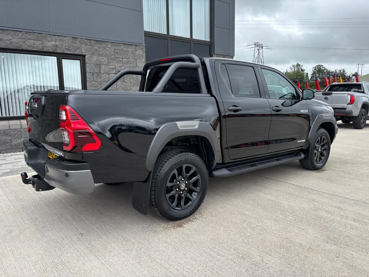 2025 HILUX INVINCIBLE X 2.8 DEISEL HYBRID D/CAB - Image 3