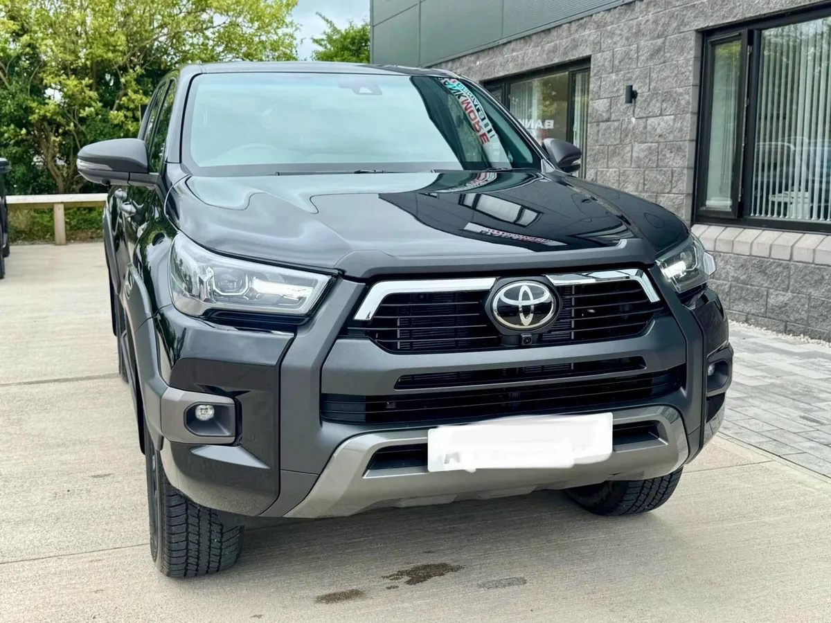 2025 HILUX INVINCIBLE X 2.8 DEISEL HYBRID D/CAB - Image 4