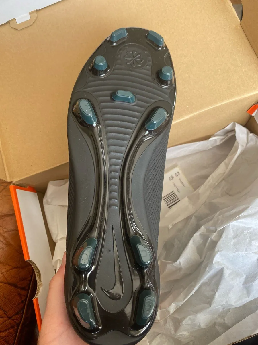 Nike boots - Image 2