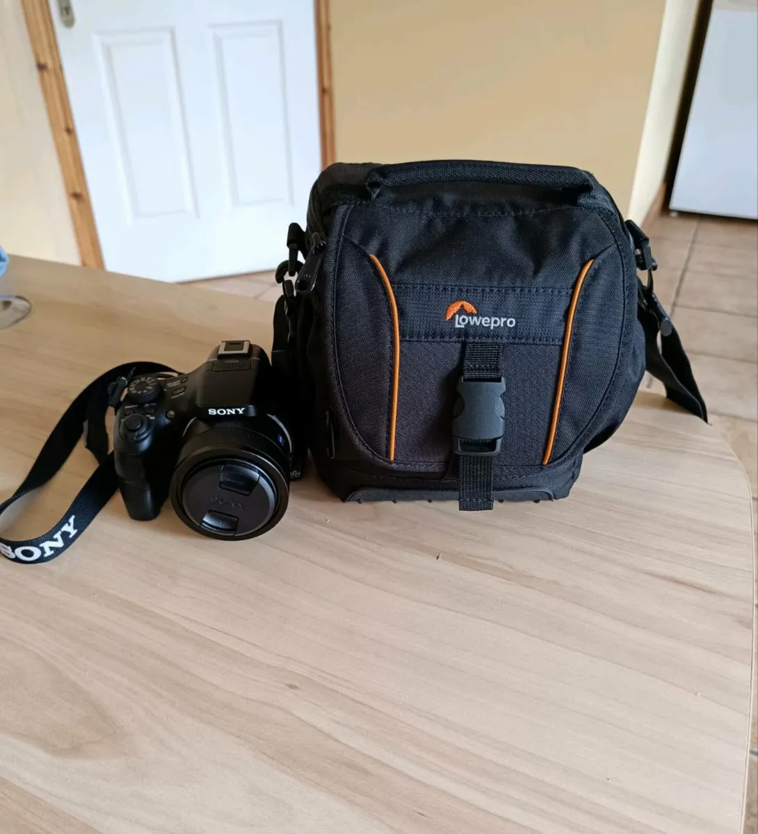 SONY   CYBERSHOT CAMERA. - Image 1