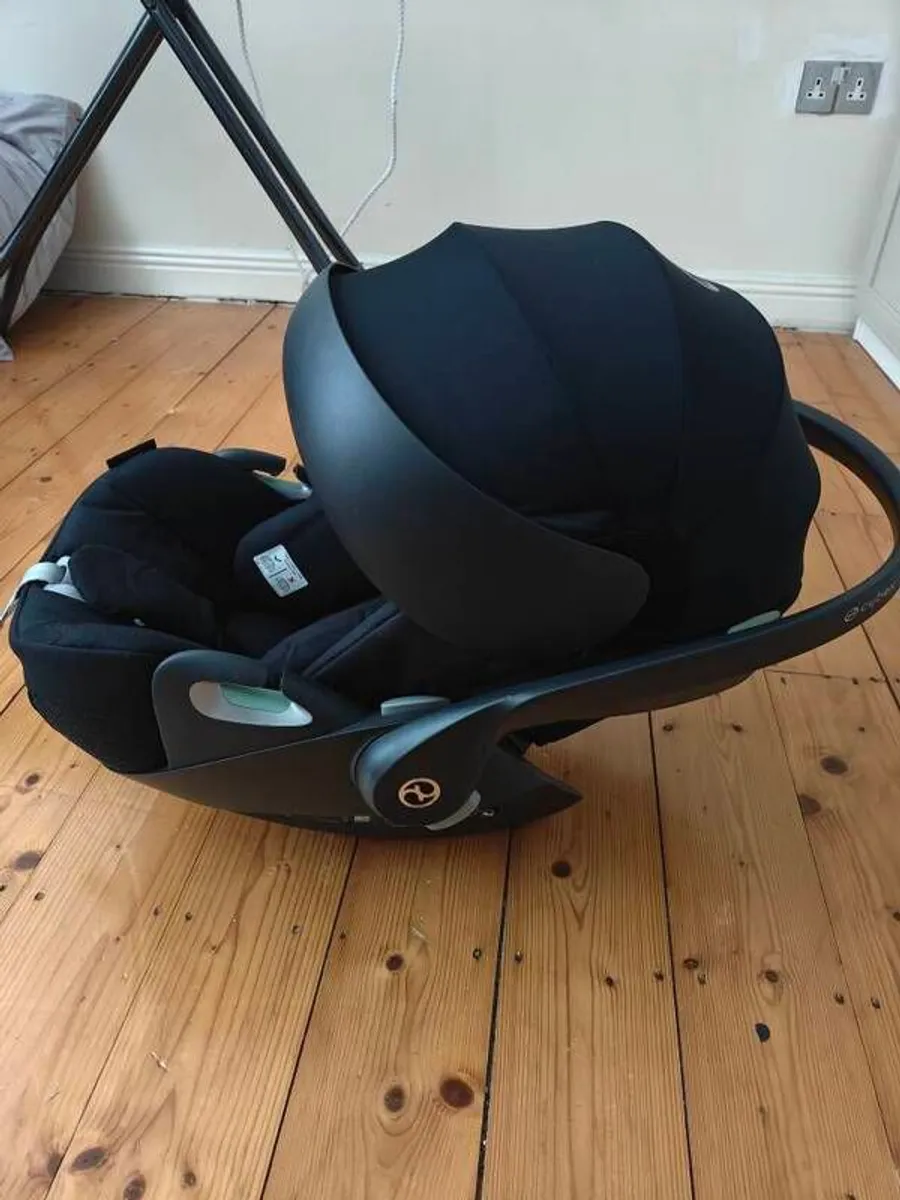 Cybex Cloud T i-size Carseat/Carrier - Image 1