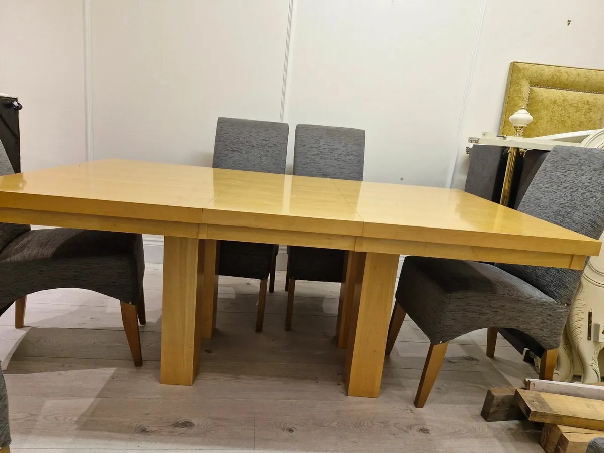 Table and chairs - Image 3