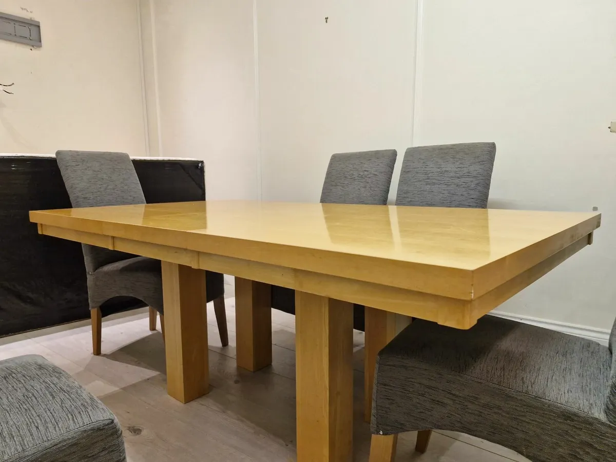 Table and chairs - Image 4