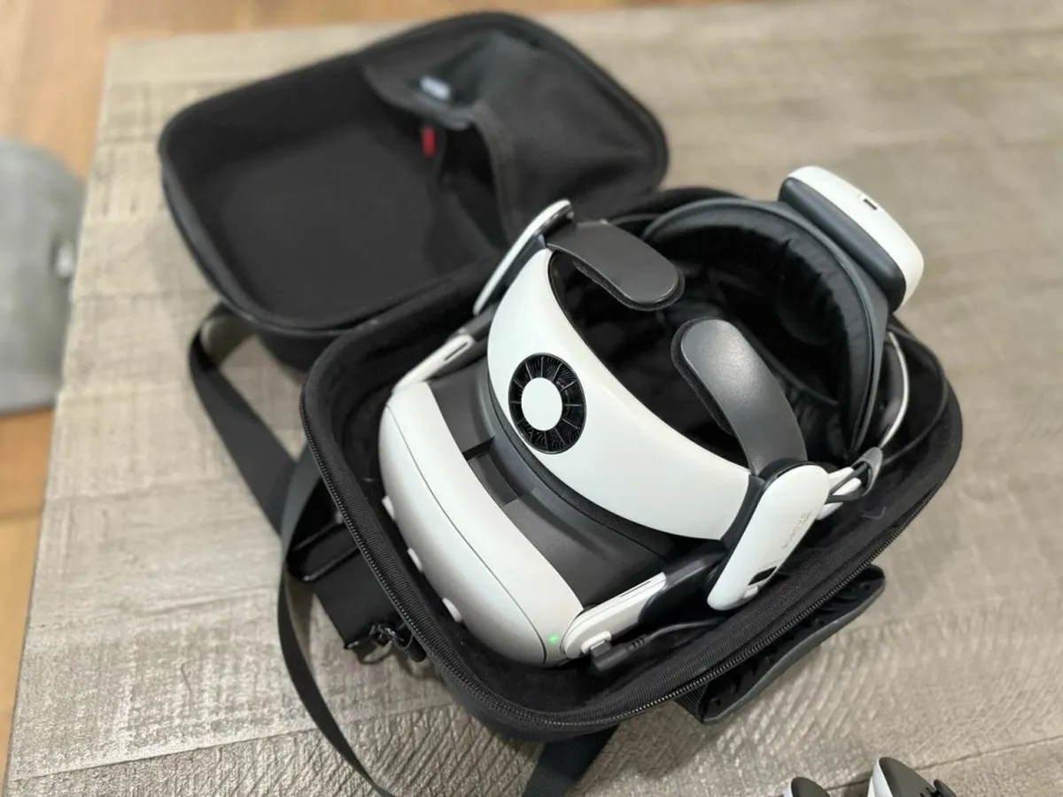 Meta Quest 3 VR Headset Controllers Bundle - Image 1