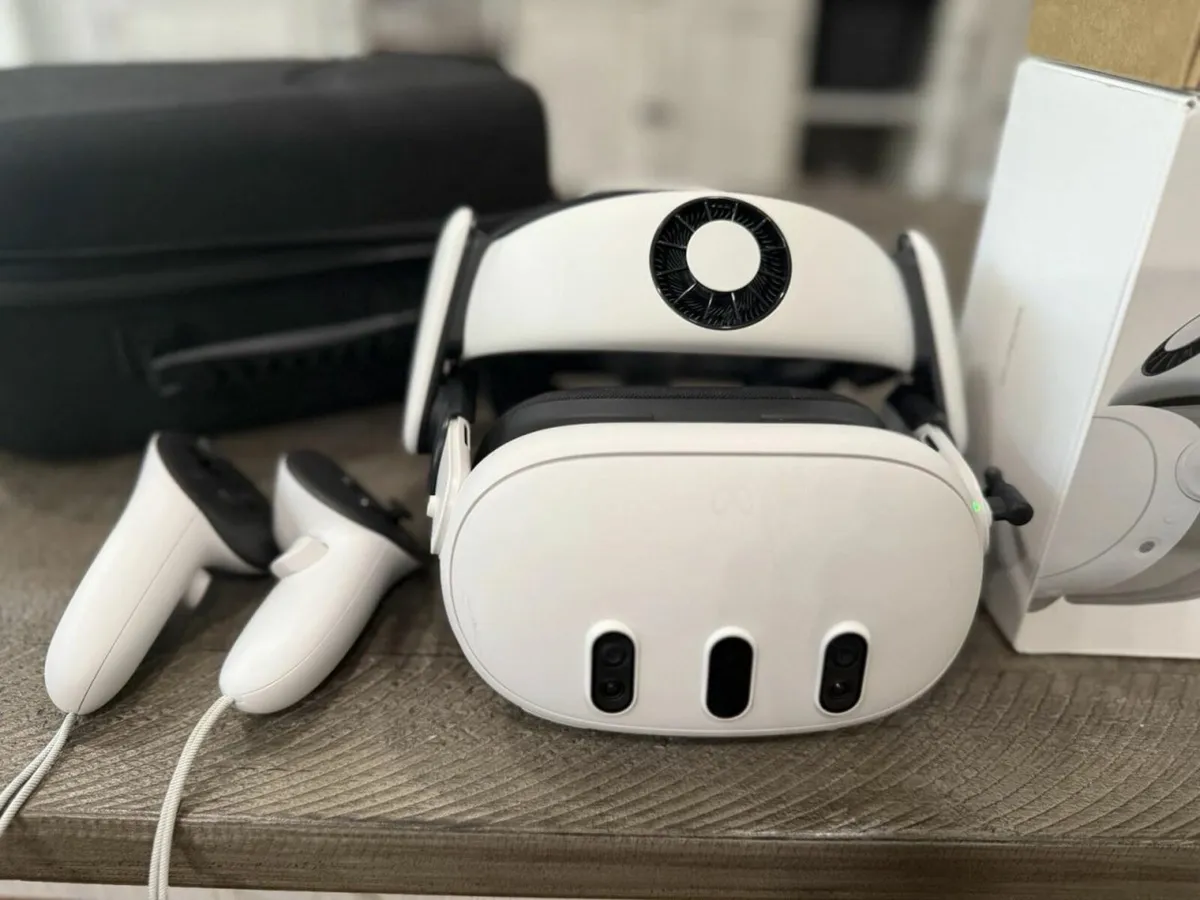 Meta Quest 3 VR Headset Controllers Bundle - Image 4