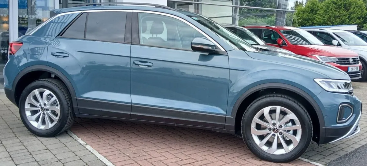Volkswagen T-Roc Edition 75 2.0tdi 116HP  rear Vi - Image 2