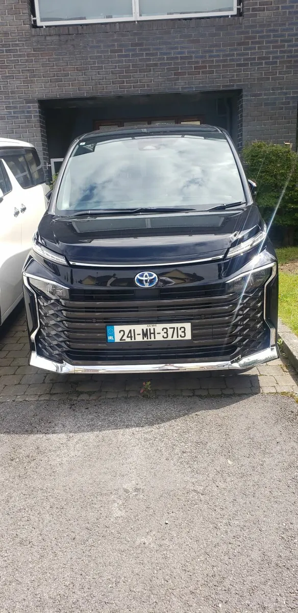 TOYOTA VOXY 2024  (4WD) 1.8 HYBRIDE - Image 1