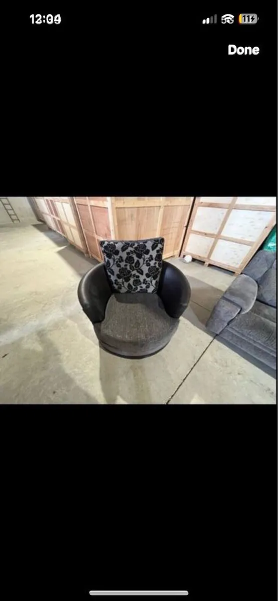 Black circular chair in very good w - Image 3