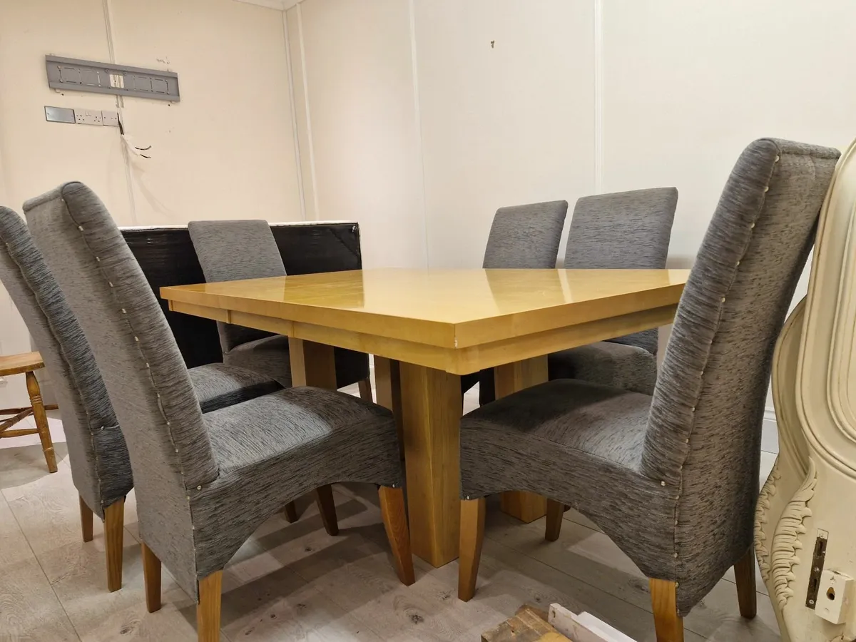 Table and chairs - Image 1