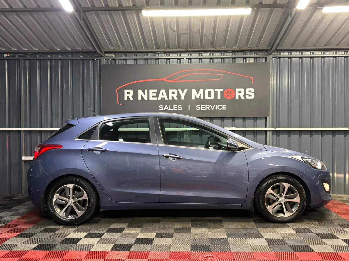 2015 152 Hyundai i30 1.6 Diesel Deluxe - Image 3