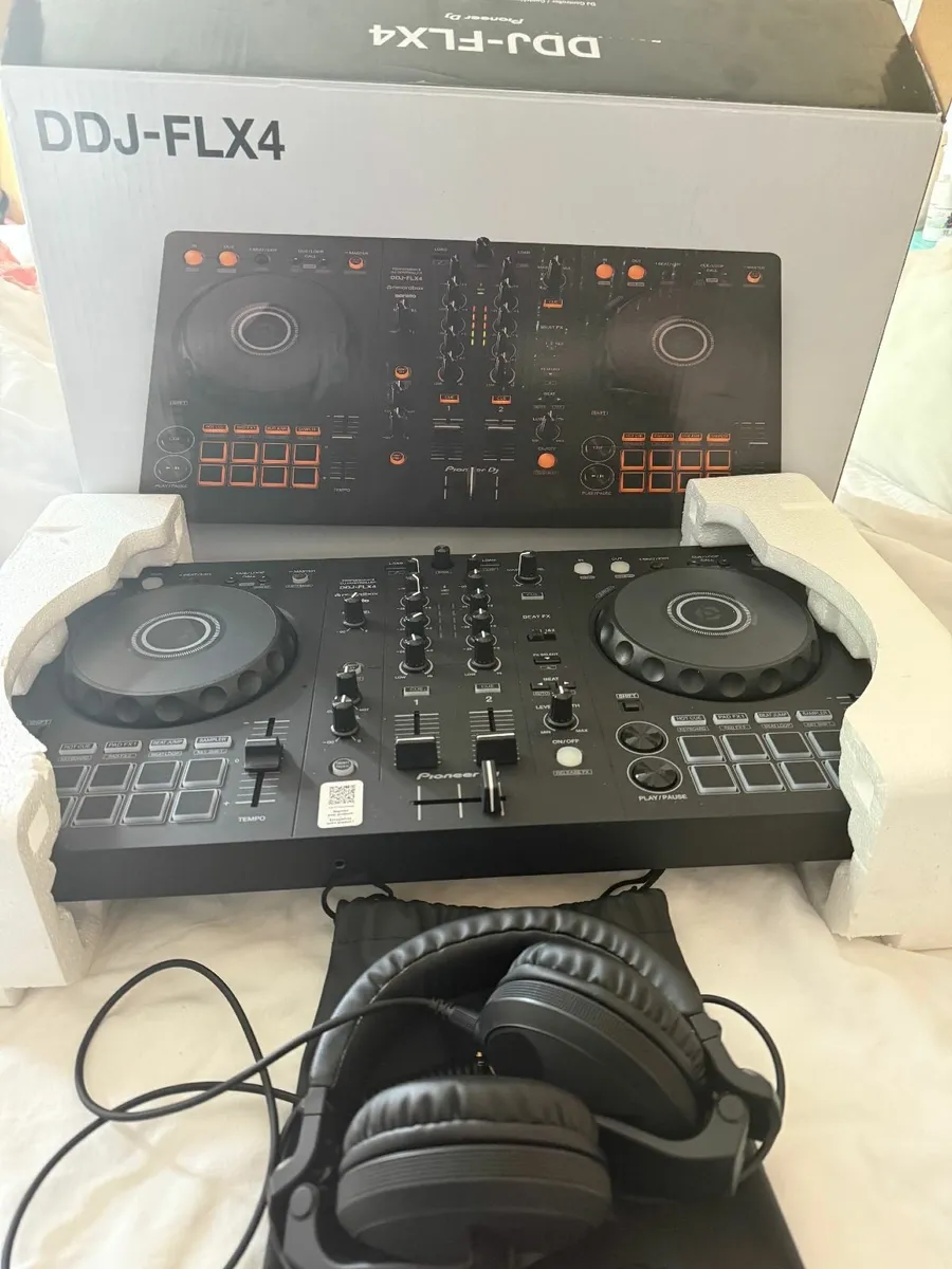 Pioneer DDJ-FLX4 DJ Controller + HDJ-X5 Headphones - Image 2