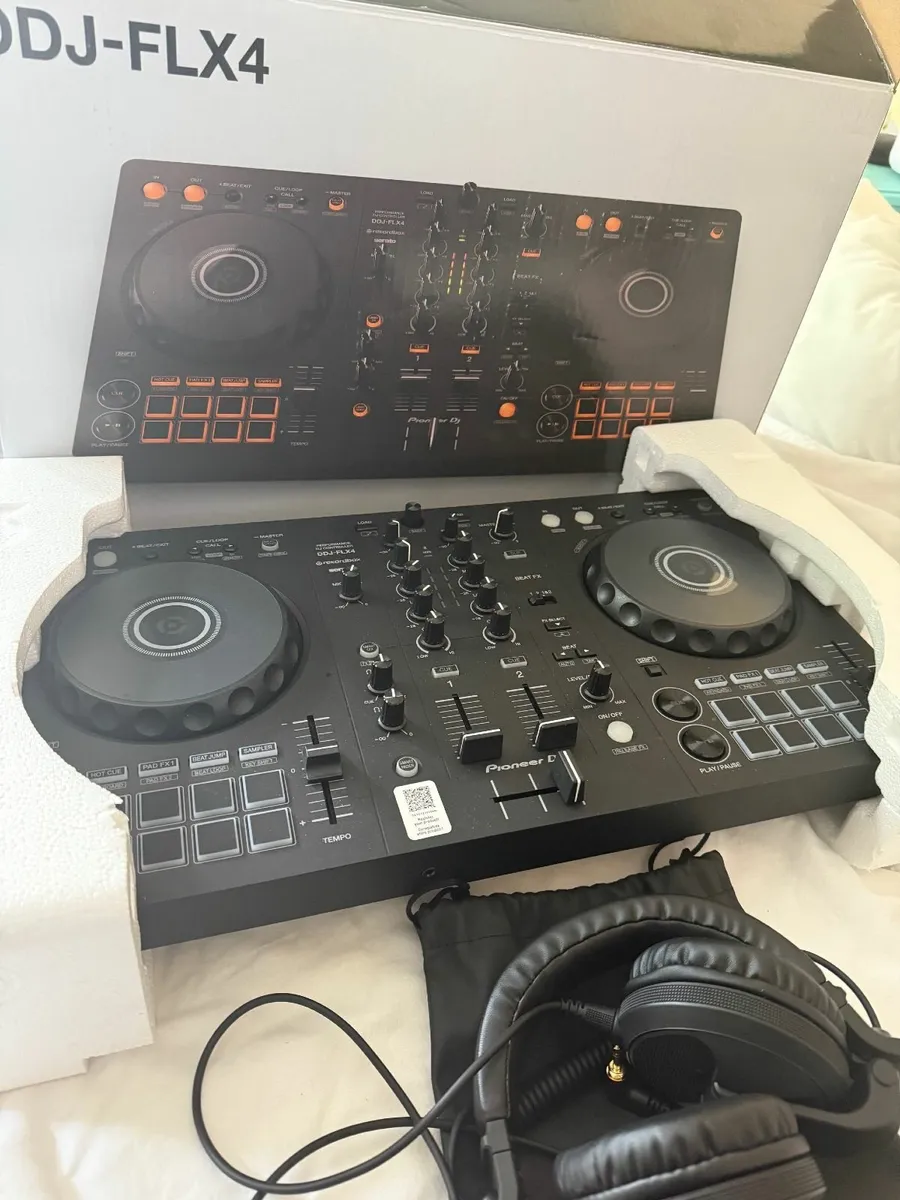 Pioneer DDJ-FLX4 DJ Controller + HDJ-X5 Headphones - Image 3