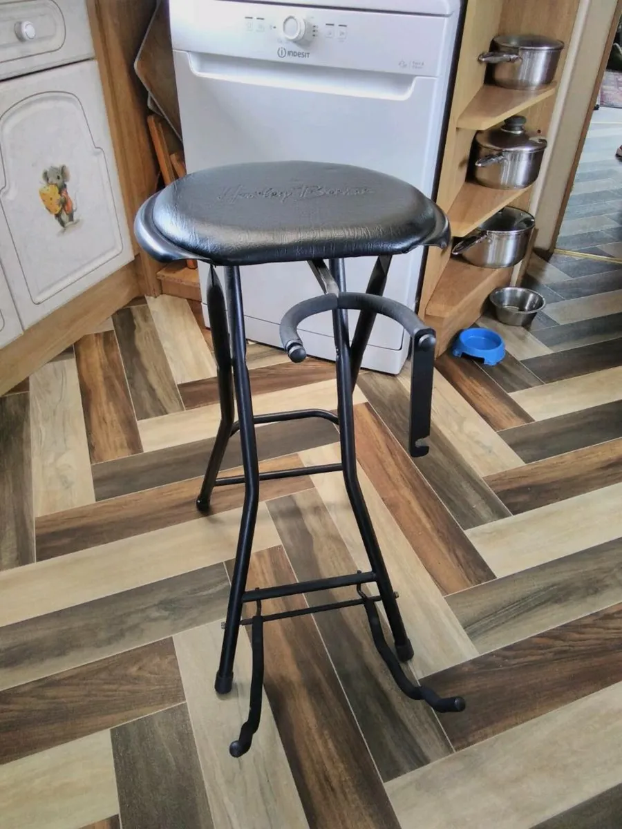 Guitar stool - Image 1