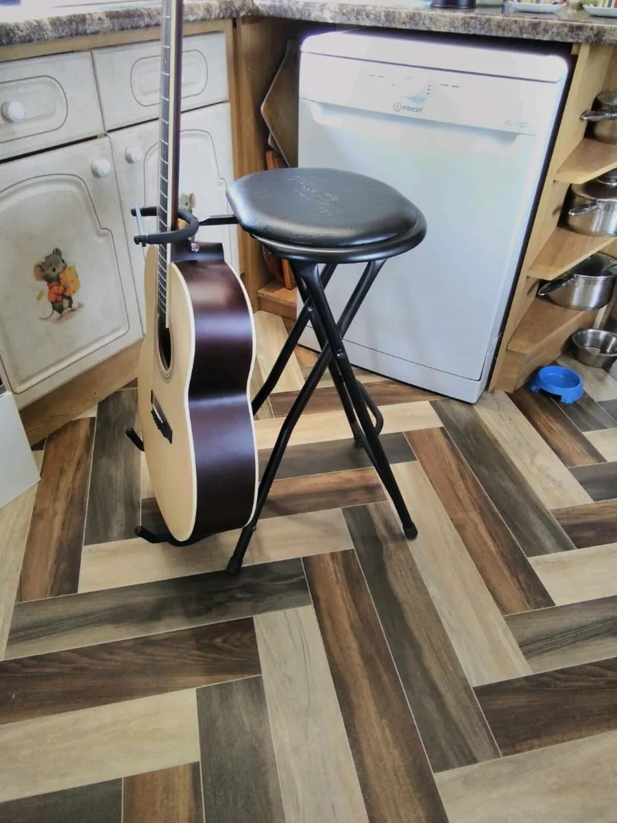 Guitar stool - Image 3