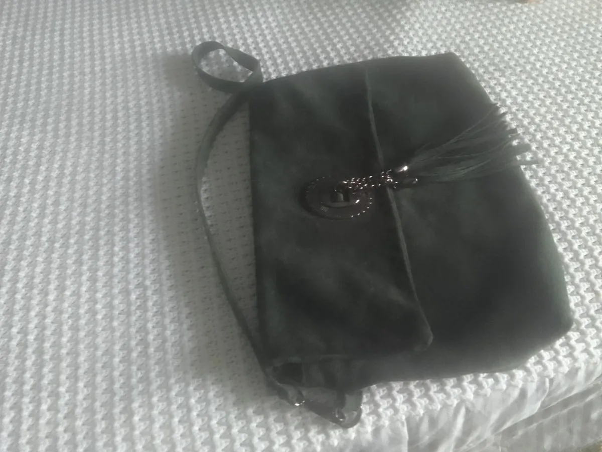 VINTAGE ITALIAN GREEN SUEDE LEATHER CROSSOVER BAG - Image 2
