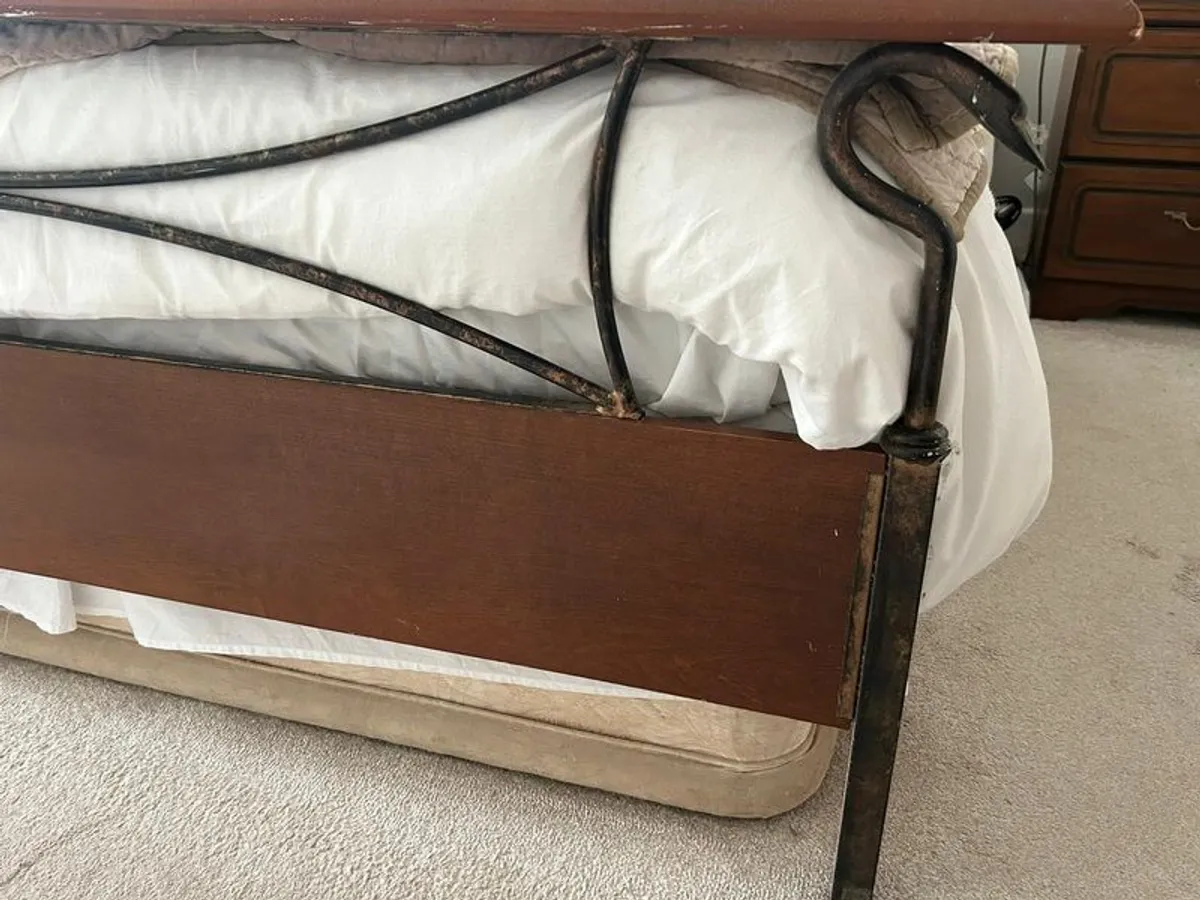 Vintage metal double bed surround - Image 1