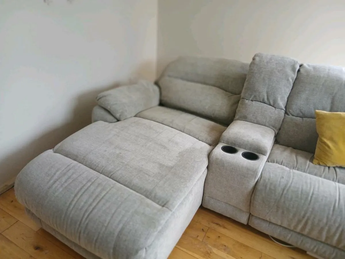 Corner couch - Image 1