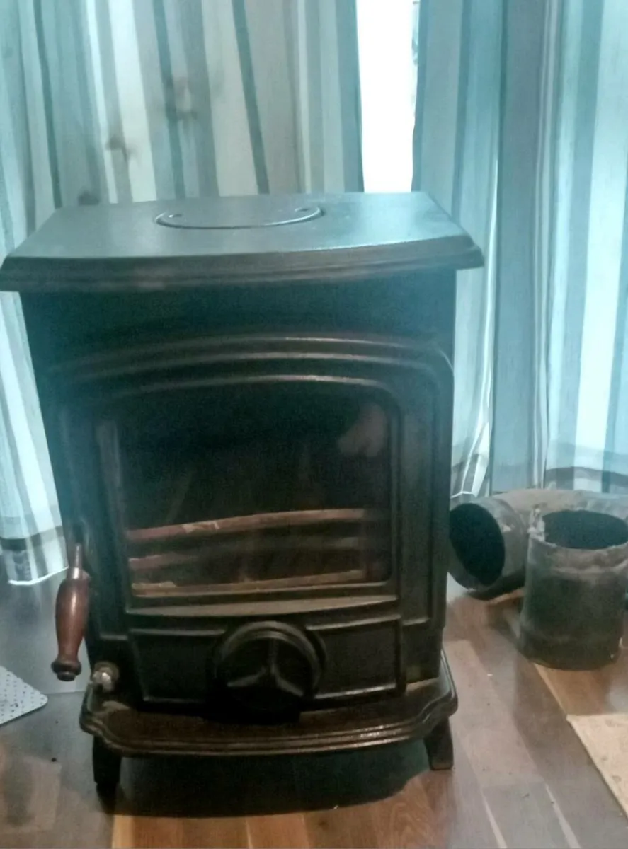 Stanley stove wood burning - Image 1