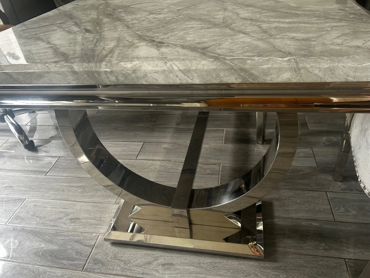 Dining table - Image 1