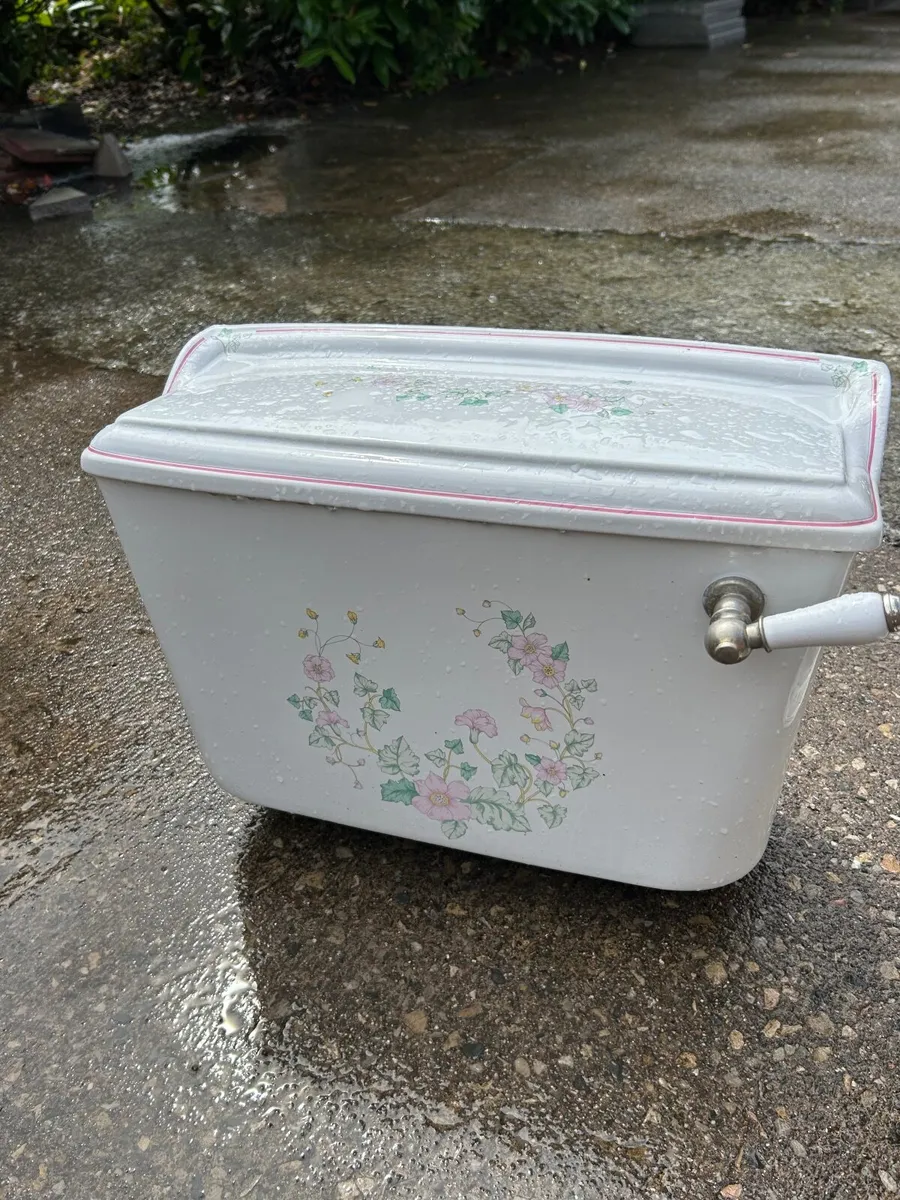 Vintage Heritage bathroom suite (toilet and sink) - Image 3