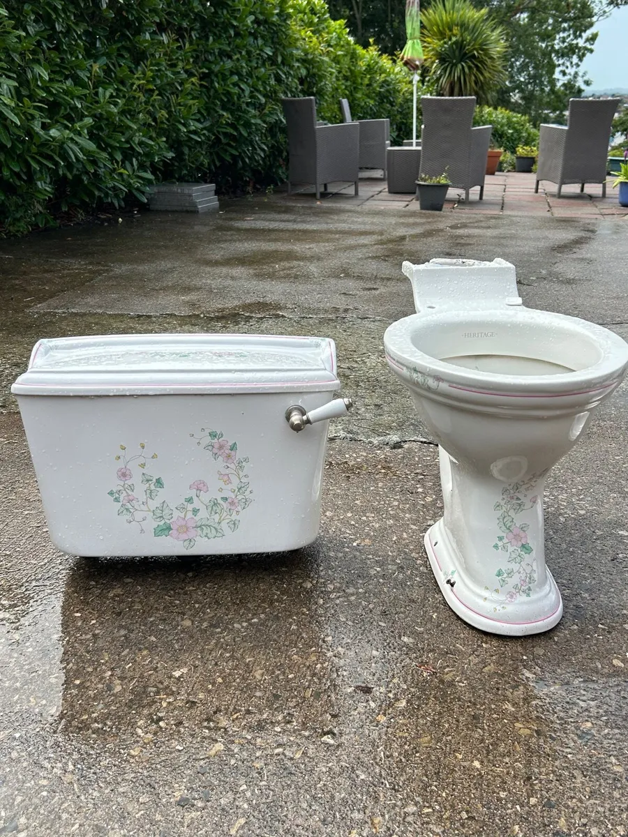 Vintage Heritage bathroom suite (toilet and sink) - Image 4