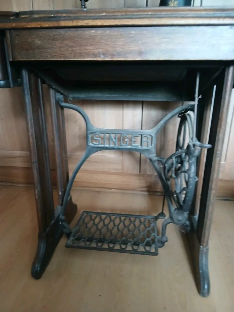 Singer sewing machine - Image 2